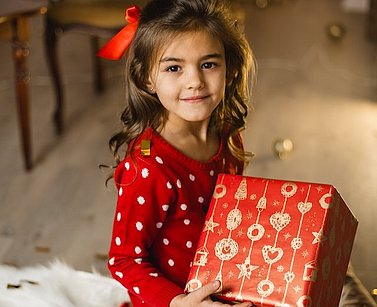 Stockfoto: Mädchen mit Weihnachtsgeschenk.