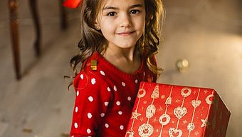 Stockfoto: Mädchen mit Weihnachtsgeschenk.