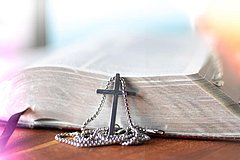 Ein Kreuz und eine Bibel.