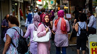 سيدة في اسطنبول أكبر مدينة في تركيا
